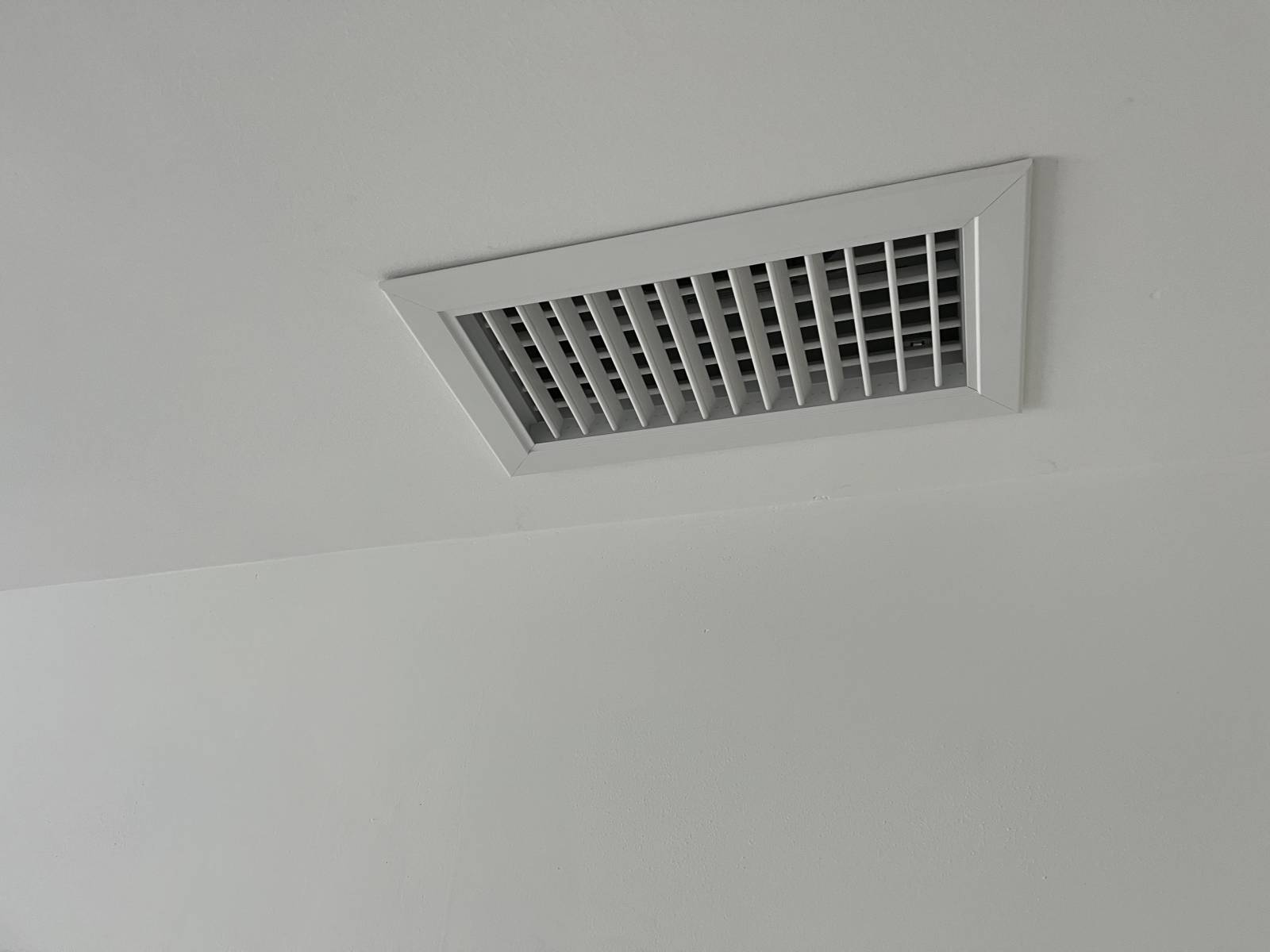 Technicien pour installation de climatisation gainable dans les combles pour maison avec rafraîchissement économique Écully dans l'Ouest Lyonnais 69130