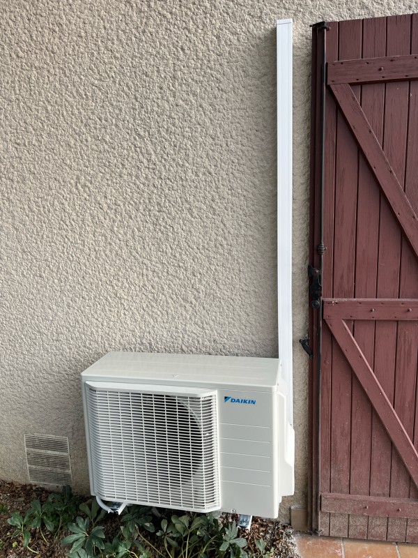 Installation d’une pompe à chaleur air air mono split DAIKIN PERFERA pour salon de 40m2 à Saint André de Corcy
