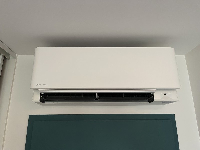 Pose climatisation DAIKIN bi split dans appartement de 60 m2 à Miribel