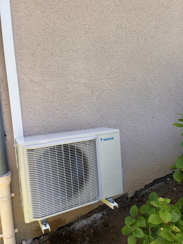 Climatisation gainable DAIKIN à Amberieu en Bugey : système multizone pour 4 chambres avec pilotage intelligent et budget de 9 000 € TTC