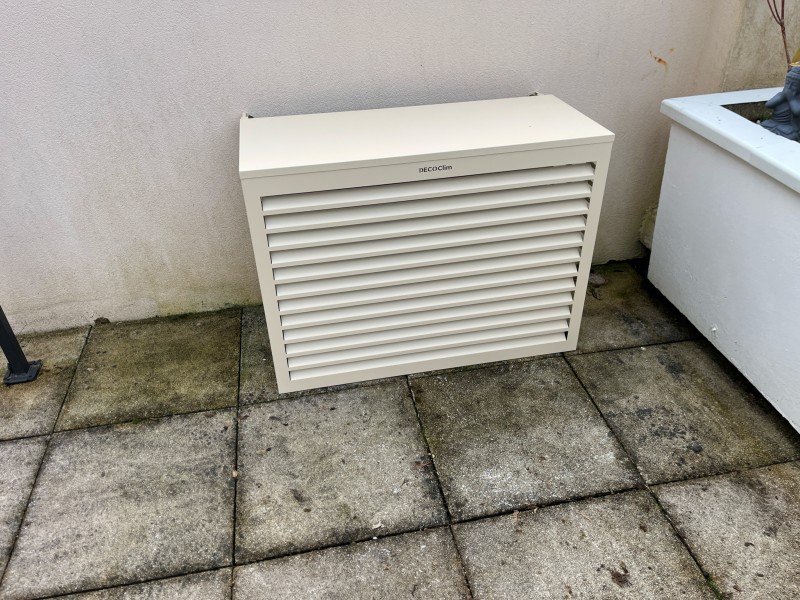 Climatisation DAIKIN STYLISH à Dardilly 69570 – Bi-split 4 kW avec cache DECOCLIM – Budget 5000 € TTC