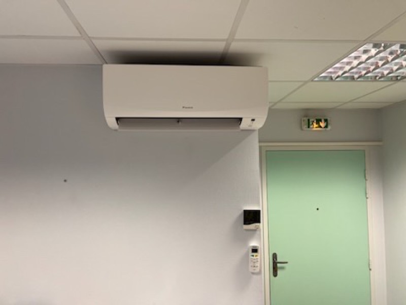 Installation PAC AIR / AIR DAIKIN bi split pour bureau 50m2 à Saint Quentin Fallavier