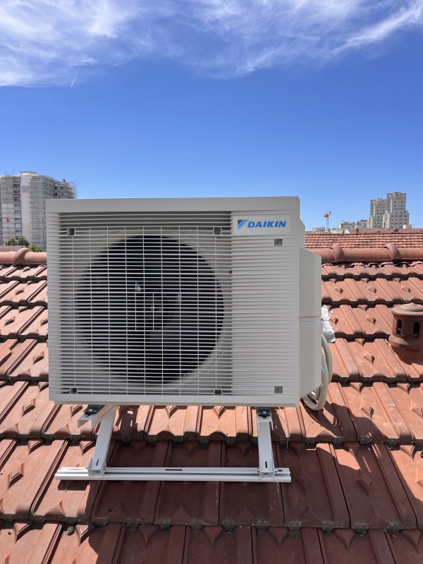 Climatisation DAIKIN STYLISH à Villeurbanne : installation tri-split 5,2 kW avec unité extérieure en toiture pour 8 032 € TTC