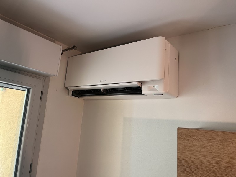 Climatisation DAIKIN STYLISH à Sain-Bel : installation discrète en appartement avec cache DECOCLIM – budget 7 260 € TTC