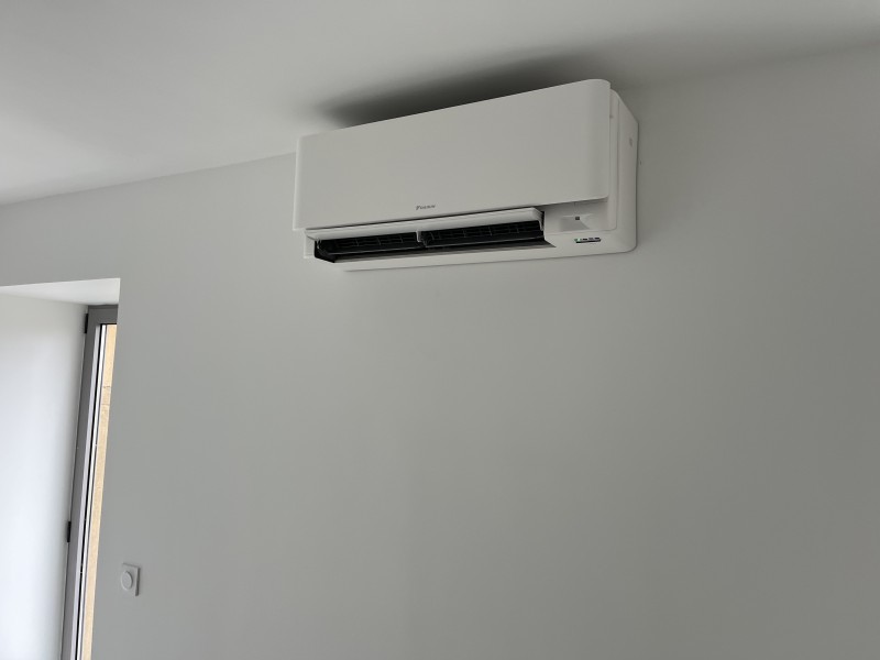 Installation climatisation réversible DAIKIN maison 110m2 à Theizé