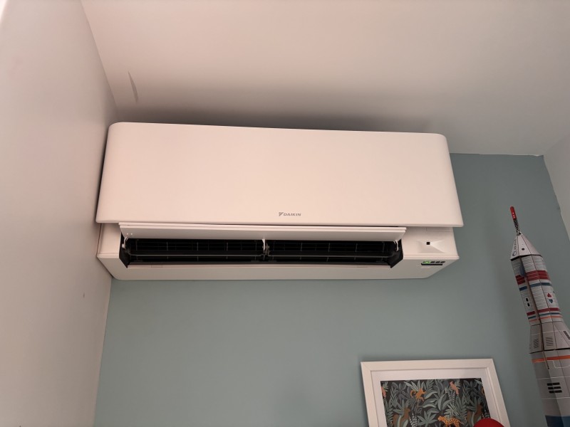 Climatisation DAIKIN STYLISH à Villeurbanne : installation quadri-split 6,8 kW avec 4 unités intérieures pour un budget de 9 300 € TTC