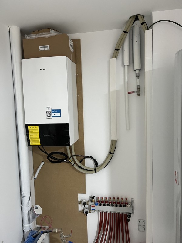 Installation pompe à chaleur DAIKIN et ballon d’eau chaude thermodynamique ATLANTIC à Trevoux