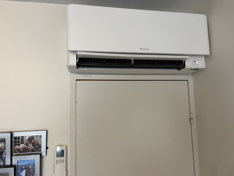Climatisation DAIKIN STYLISH à Dardilly 69570 – Bi-split 4 kW avec cache DECOCLIM – Budget 5000 € TTC