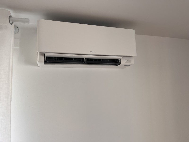 Climatisation DAIKIN STYLISH à Beynost : deux unités murales connectées pour un confort sur mesure – Budget 5 200 € TTC
