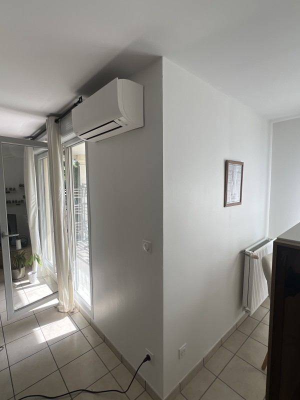 Climatisation DAIKIN STYLISH à Neuville-sur-Ain – installation mono murale en appartement – budget 2 350 € TTC