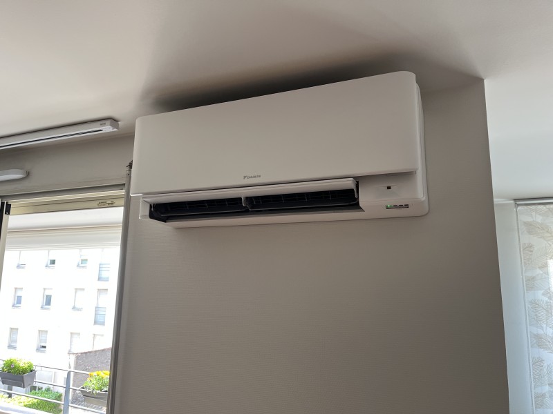 Pose climatisation DAIKIN STYLISH blanc 3,5kW pour salon 40m2 à Bourg en Bresse dans l’ain