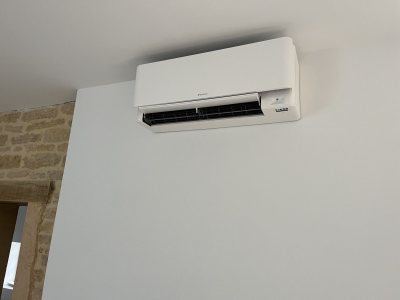 Installation climatisation réversible DAIKIN maison 110m2 à Theizé