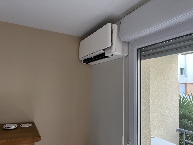 Installation climatisation DAIKIN bi split pour appartement 90 m² à Lagnieu