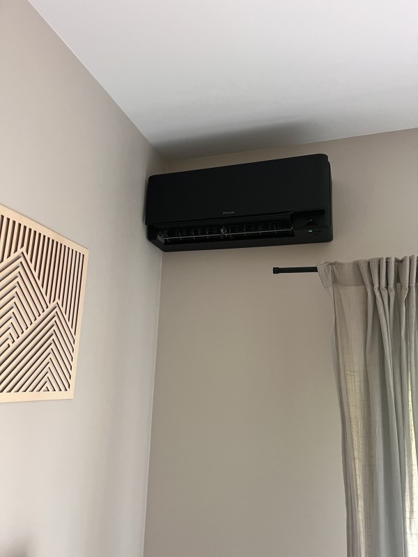 Climatisation DAIKIN STYLISH noire à Saint-Didier-au-Mont-d’Or : quand la performance rencontre le design