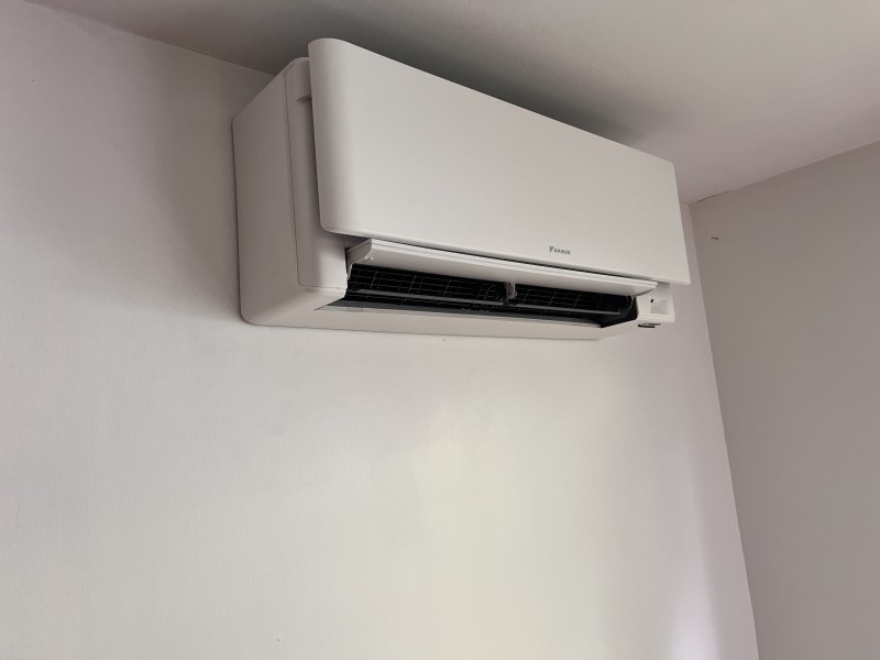 Climatisation DAIKIN STYLISH à Sain-Bel : installation discrète en appartement avec cache DECOCLIM – budget 7 260 € TTC