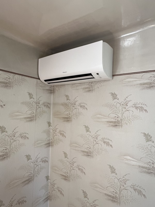 Climatisation DAIKIN SENSIRA à Saint-Priest : installation bi-split 5 kW avec deux unités murales pour 4 052 € TTC