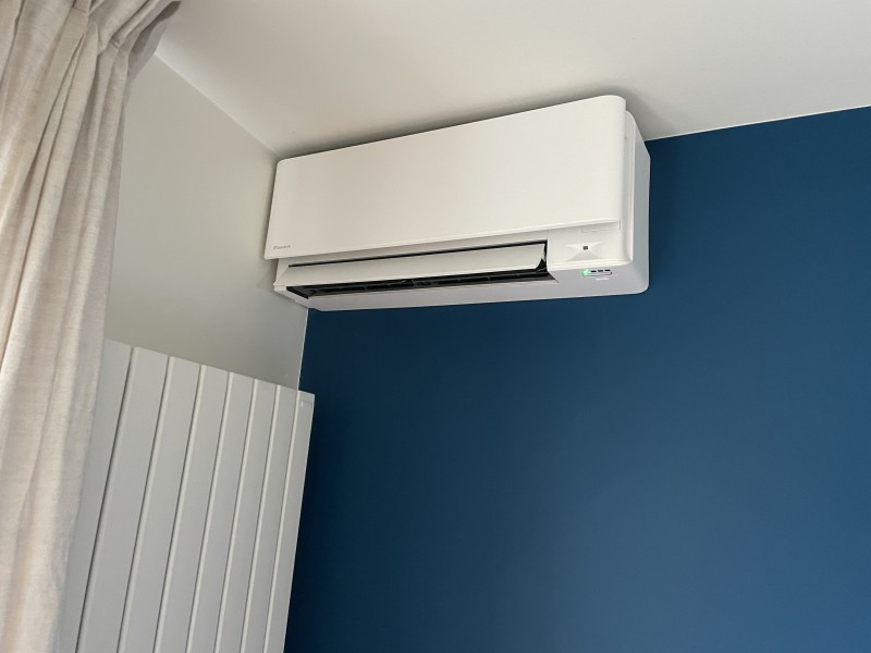 Intervention pour une pose d’une climatisation split dans un immeuble à Meximieux
