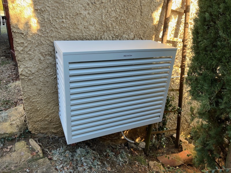 Installation climatisation console basse DAIKIN pour studio 40 m² à Meximieux