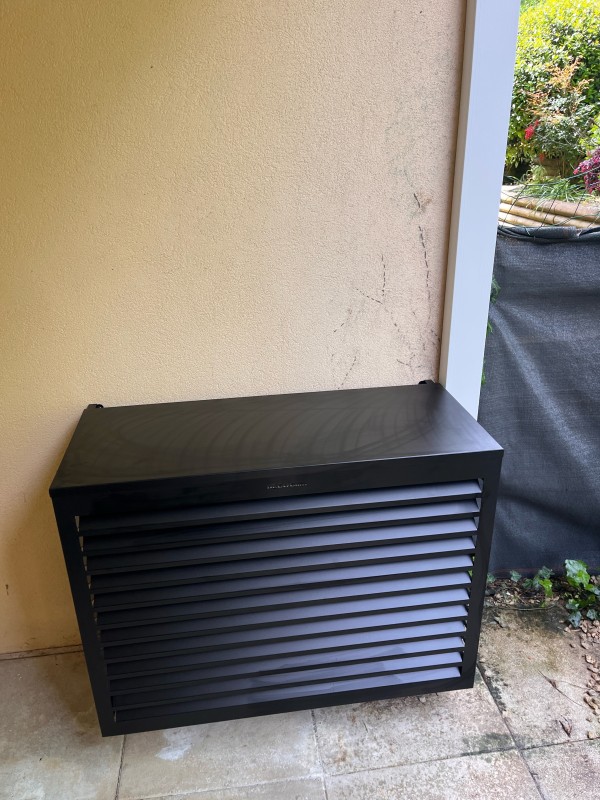 Climatisation DAIKIN STYLISH à Sain-Bel : installation discrète en appartement avec cache DECOCLIM – budget 7 260 € TTC