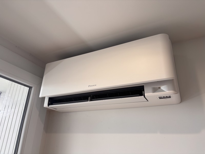 Climatisation DAIKIN STYLISH à Lyon : installation bi-split 5 kW avec 2 unités murales pour un budget de 4 492 € TTC