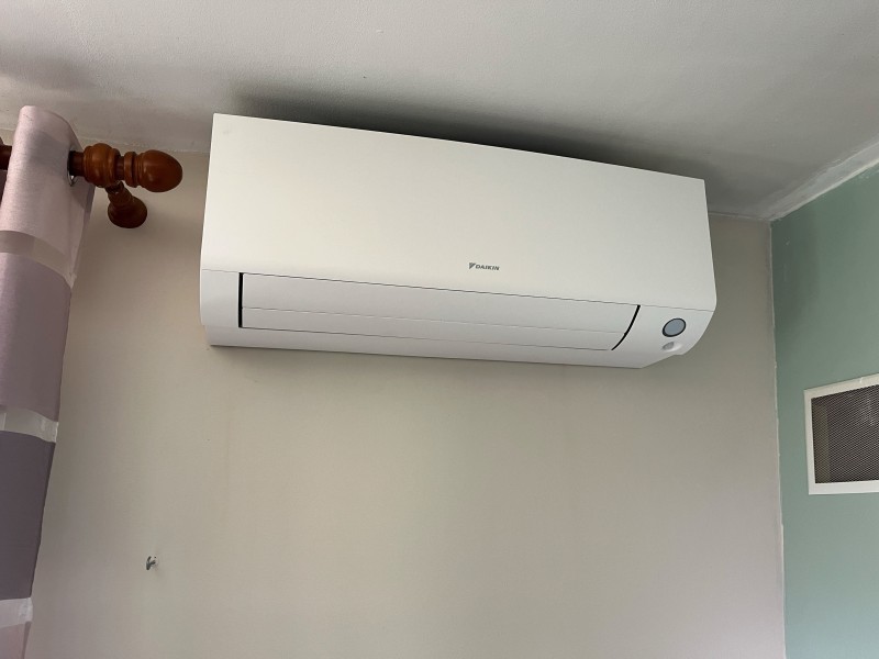 Installation d’une pompe à chaleur air air mono split DAIKIN PERFERA pour salon de 40m2 à Saint André de Corcy