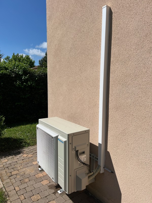 Installation pompe à chaleur air air DAIKIN STYLISH SILVER 5kW pour salon 50m2 à Anse