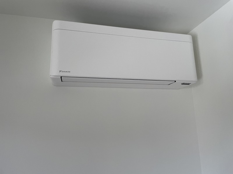 Climatisation DAIKIN STYLISH à Meyzieu : installation de pompe à chaleur air air avec 2 unités murales et pilotage connecté – Budget 4700  € TTC