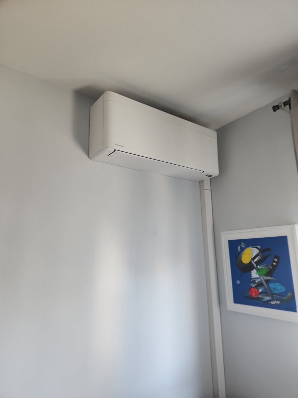 Installation climatisation bi split 4kW DAIKIN STYLISH appartement T2 45m2 à Beynost 