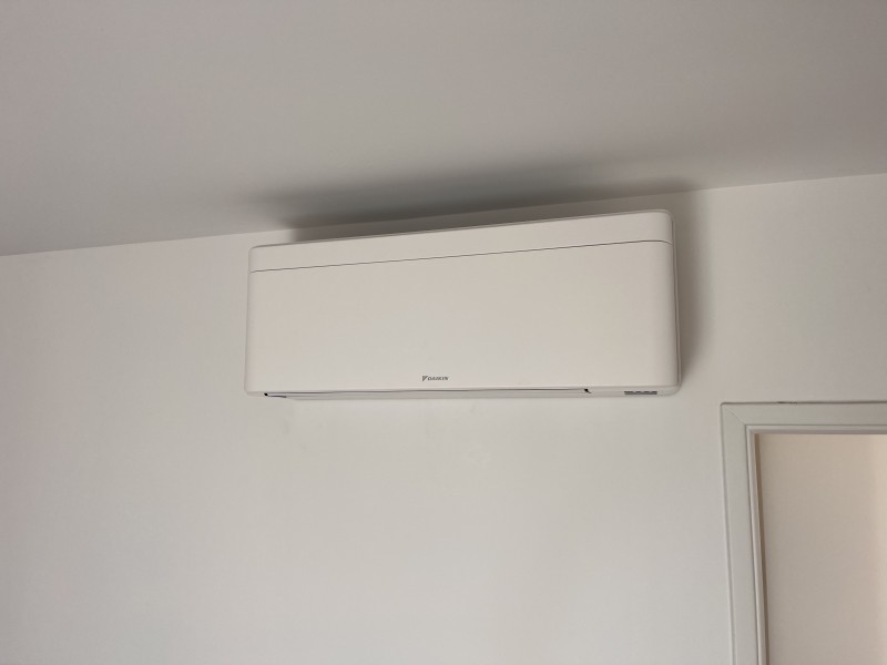 Climatisation DAIKIN STYLISH à Lyon 8ᵉ : un bi-split discret pour rafraîchir deux pièces avec élégance