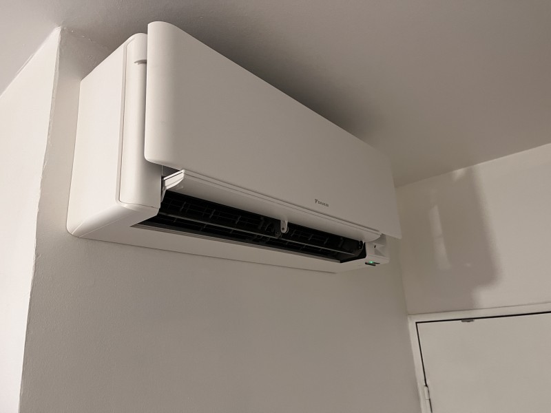 Climatisation DAIKIN STYLISH à Lyon : deux unités murales connectées pour un confort adapté à chaque pièce – Budget 5 100 € TTC