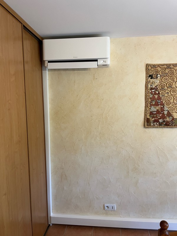 Climatisation DAIKIN STYLISH à Saint-Priest : installation bi-split en appartement par ATMEO – budget 5 182 € TTC