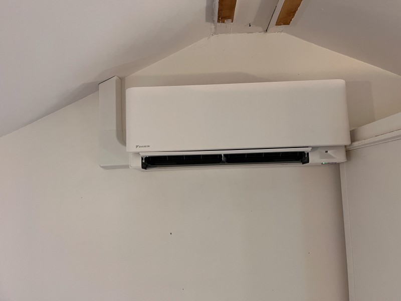 Climatisation DAIKIN STYLISH à Villeurbanne : installation tri-split 5,2 kW avec unité extérieure en toiture pour 8 032 € TTC
