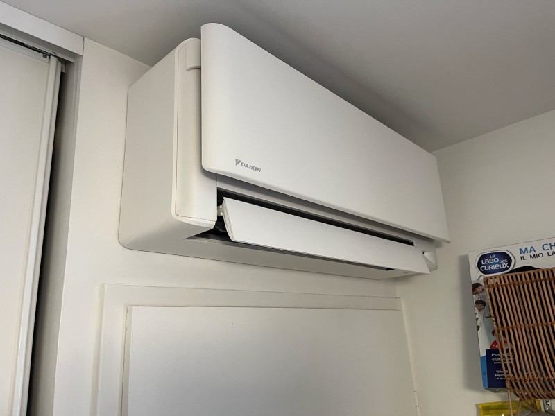Installation climatisation bi split 5kW DAIKIN STYLISH appartement T2 45m2 à Miribel dans l’Ain
