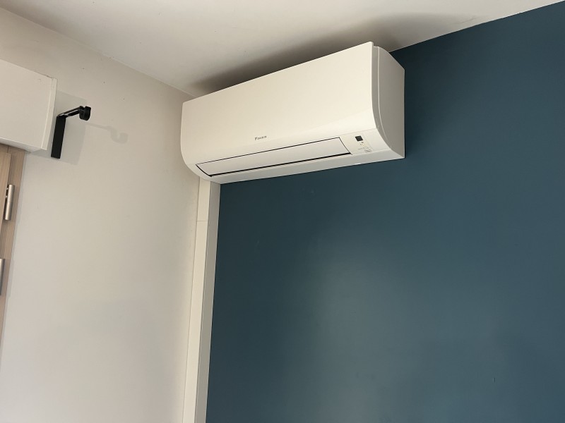 Installation climatisation DAIKIN SENSIRA pour salon de 35m2 à Villeurbanne 