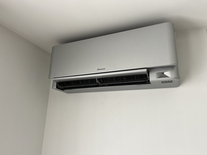 Installation climatisation bi split DAIKIN STYLISH Silver avec cache climatisation DECOCLIM ALU BLANC à Miribel dans l’Ain