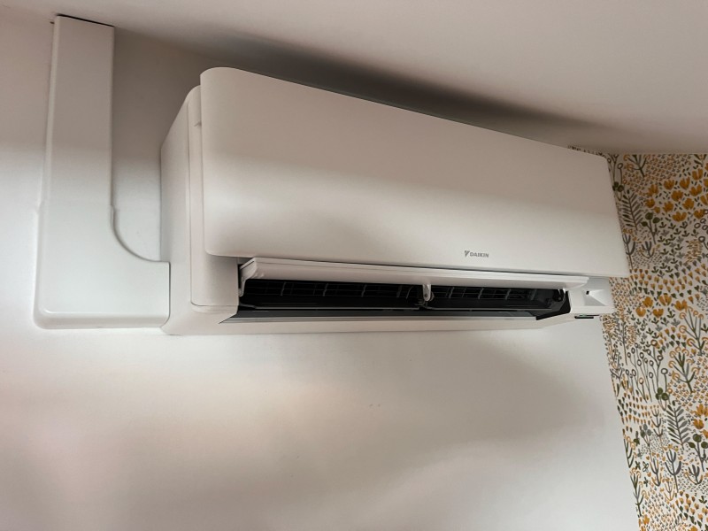 Climatisation DAIKIN STYLISH à Villeurbanne : installation tri-split 5,2 kW avec unité extérieure en toiture pour 8 032 € TTC