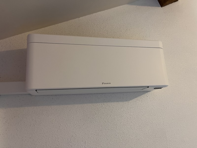 Climatisation DAIKIN STYLISH à Neuville-sur-Ain (01250) – Installation multi-split 5 unités en maison en pierre – Budget 11 460 € TTC