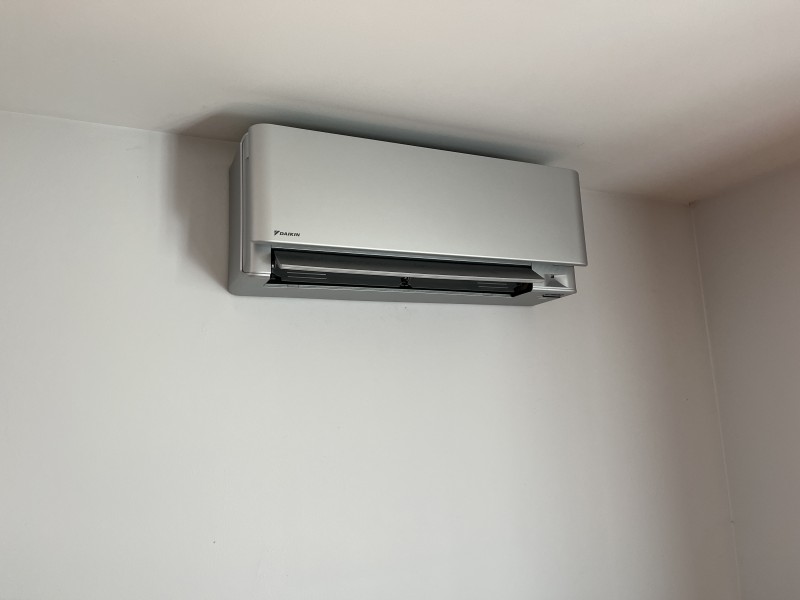 Installation pompe à chaleur air air DAIKIN STYLISH SILVER 5kW pour salon 50m2 à Anse