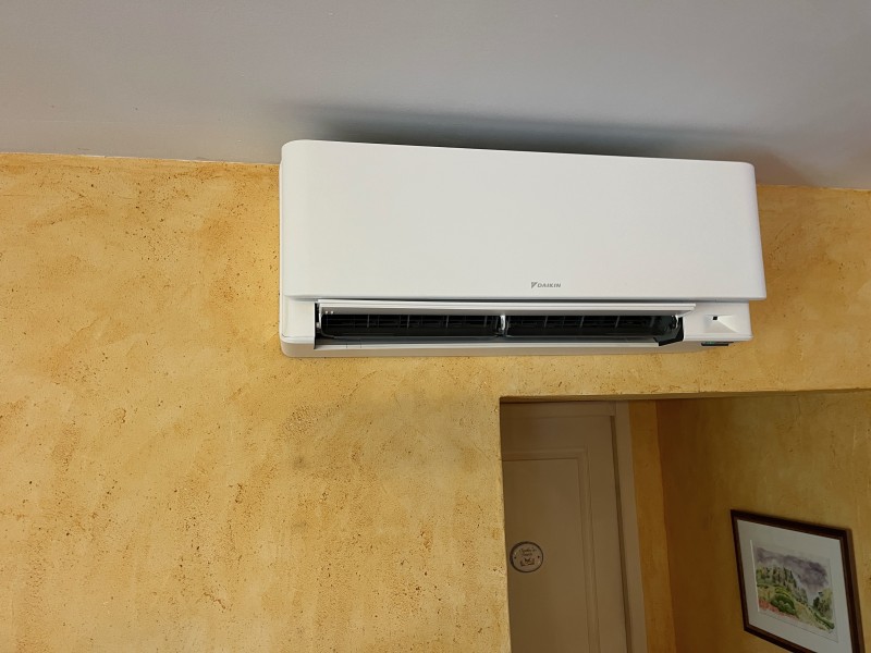 Climatisation DAIKIN STYLISH à Saint-Priest : installation bi-split en appartement par ATMEO – budget 5 182 € TTC