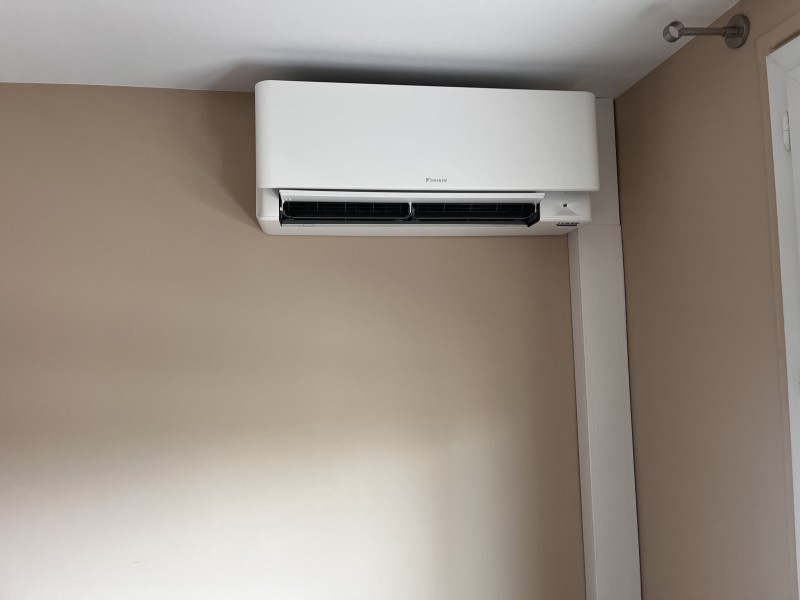 Climatisation DAIKIN STYLISH à Lyon 8 : installation tri-split en appartement avec pilotage connecté – 7 634 € TTC